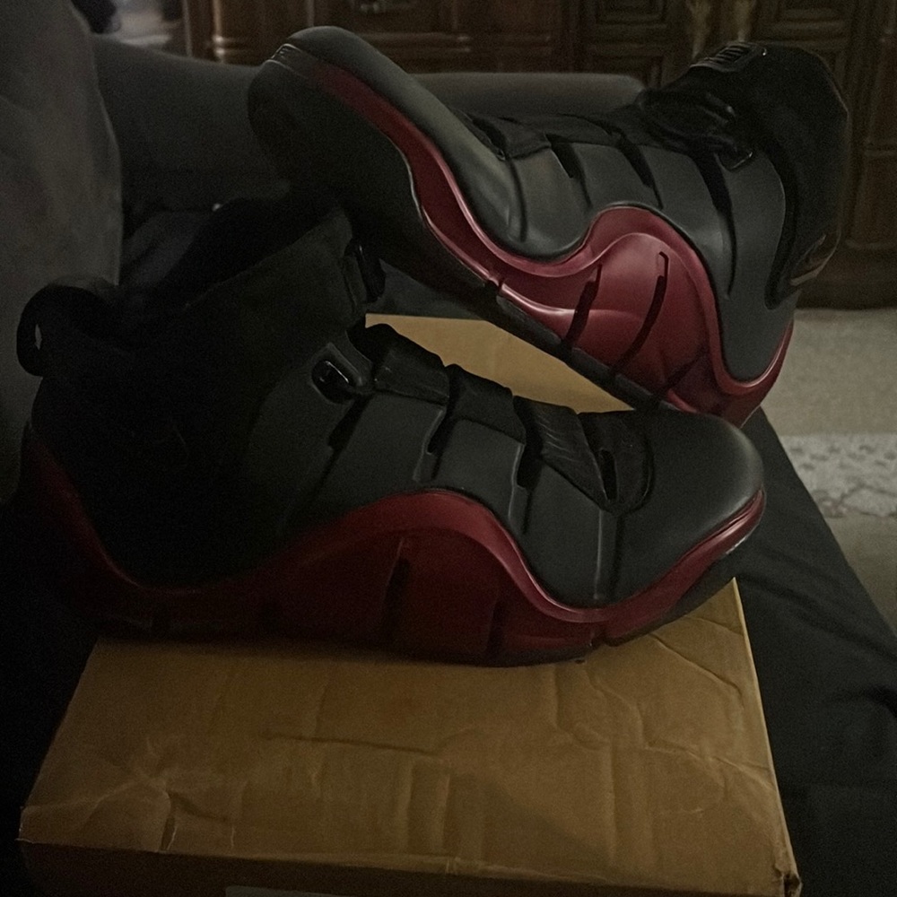 Lebron 4 Black Crimson Rare Good Conditon size 10.5 Men